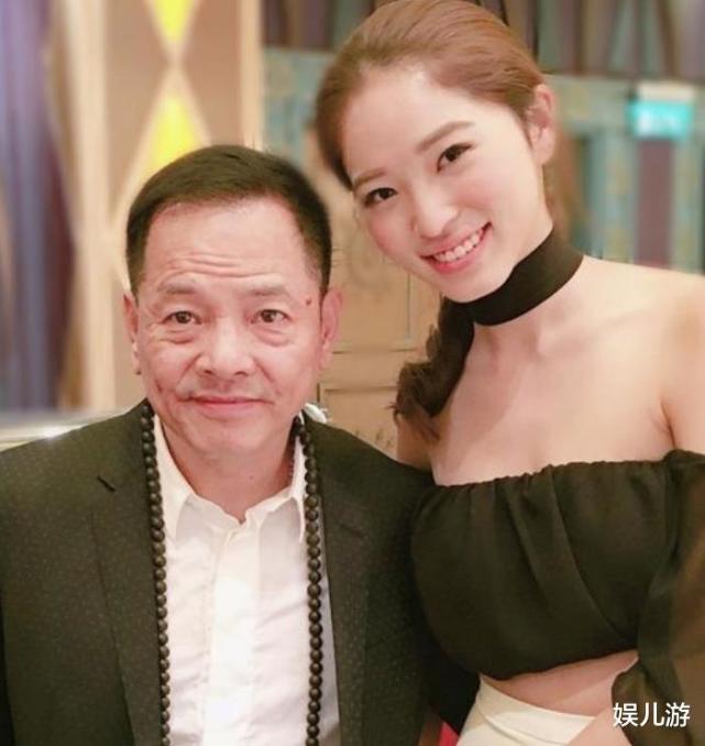 崩牙驹面容慈祥光临洪帮遗址前呼后拥阵仗强大