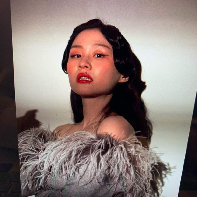 脸大脖子粗 冬天穿衣如何显瘦 掌握这些技巧 脸小一圈不是梦 搭配 V领 一字肩 单品 穿搭 卫衣 西装 衬衣 长裙 露肩