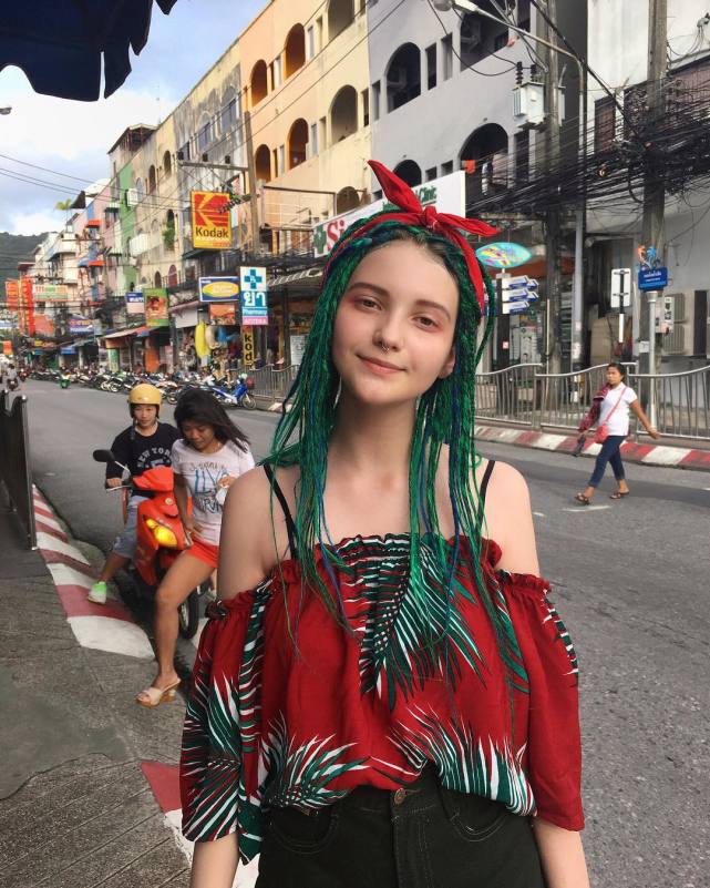 这个乌克兰美少女好酷,染了我不敢染的发色,她的染发史值得借鉴