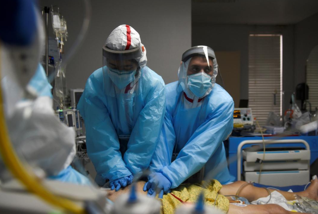 英国学者承认西方国家抗疫失败,网友编阴谋论回击:英美被人害了