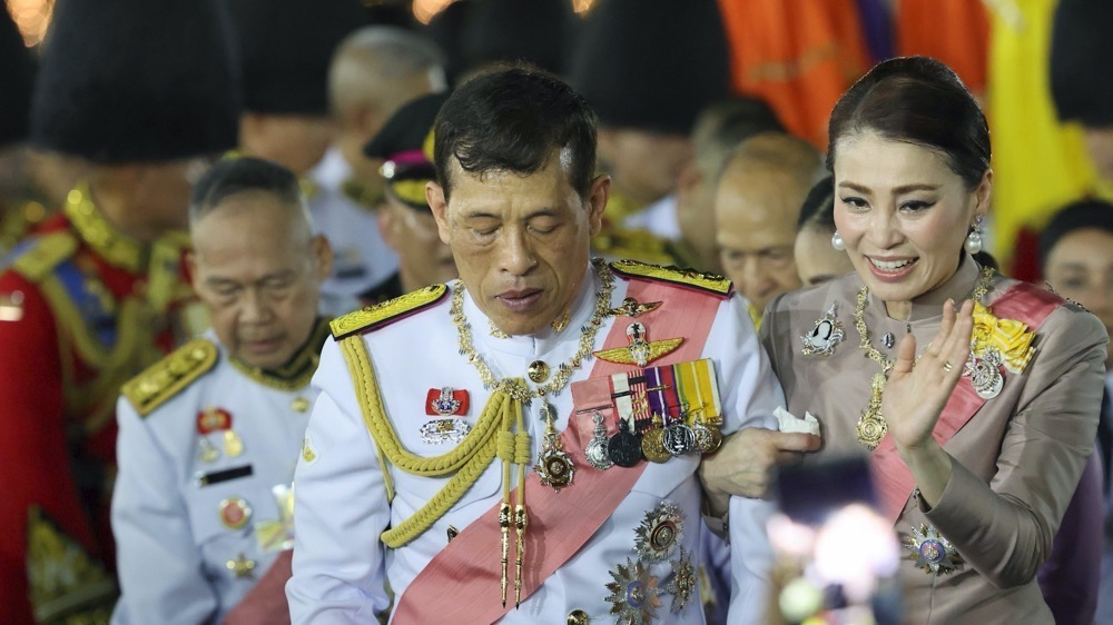 泰国国王伸手牵苏提达主动秀恩爱王后却没有理会