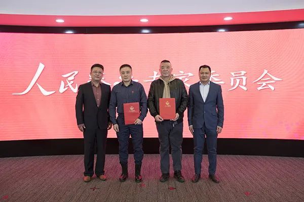 李青生(左二),张中超(左三)代表专家接受聘书.