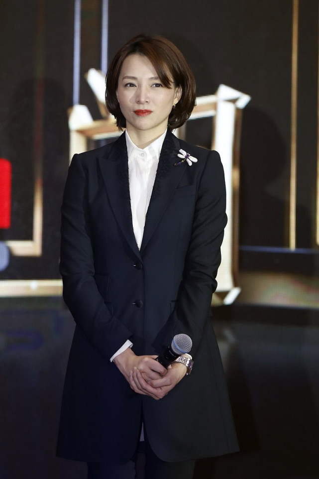 台上的董卿真漂亮穿粉红色旗袍韵味十足身材优势令人羡慕