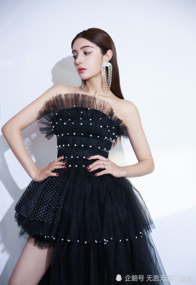 麦迪娜高贵典雅的黑色长裙与夜色交相辉映颦笑间尽显仪态万方
