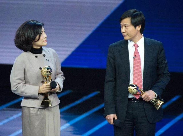 被"妖魔化"的董明珠:抛下2岁孩子南下,20年不与亲哥来往_腾讯新闻