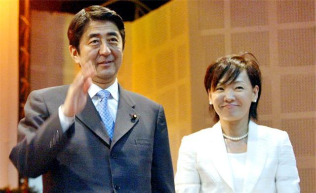 日本前首相夫人安倍昭惠,狂熱追星,酗酒成性,安倍還能忍多久?