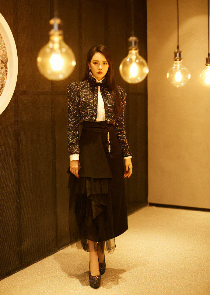 伊能静虽然已经52岁但穿西装配半身裙太减龄难怪秦昊那么宠她