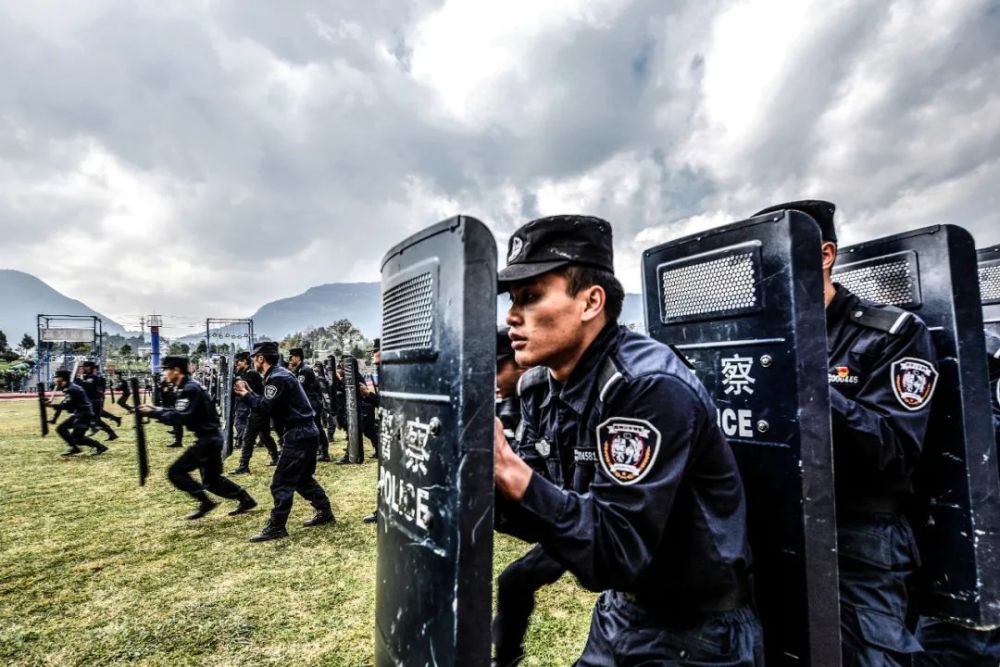 我为cop15做贡献震撼来袭昆明特警开展反恐防暴处突演练