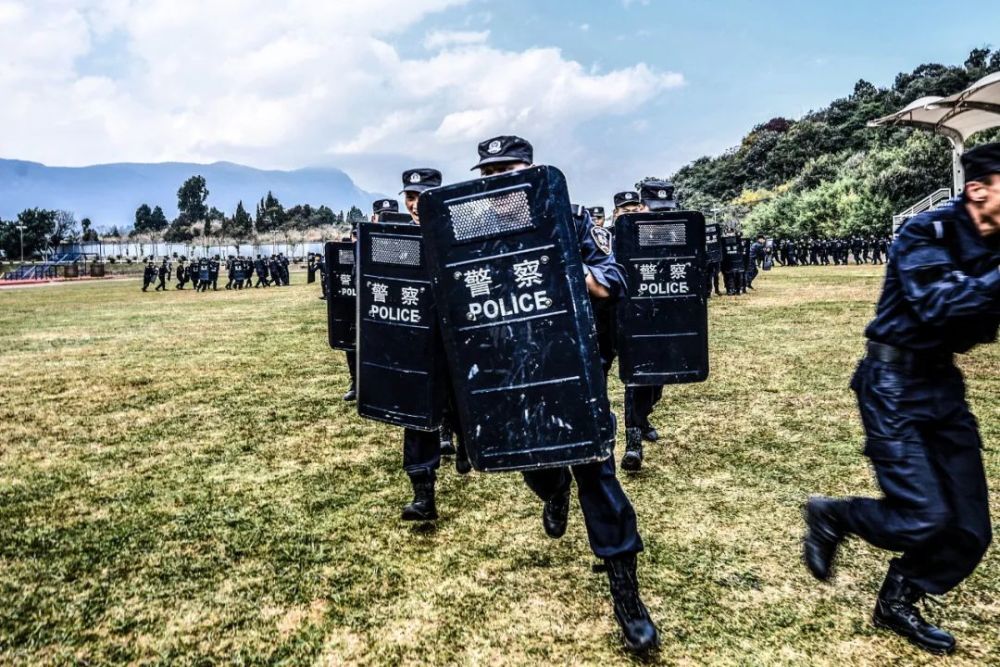 我为cop15做贡献震撼来袭昆明特警开展反恐防暴处突演练