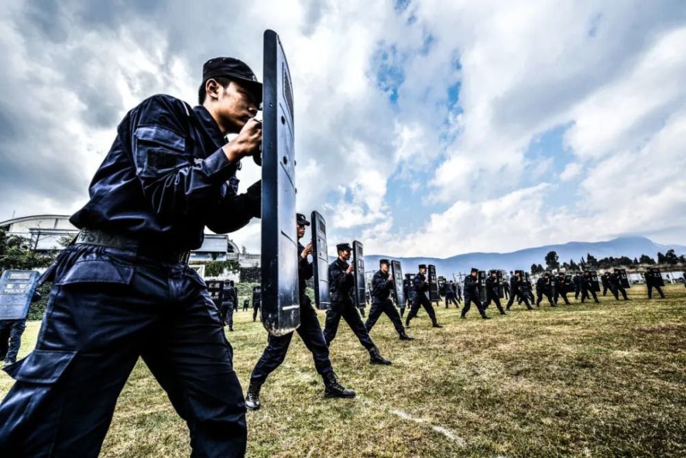 我为cop15做贡献震撼来袭昆明特警开展反恐防暴处突演练