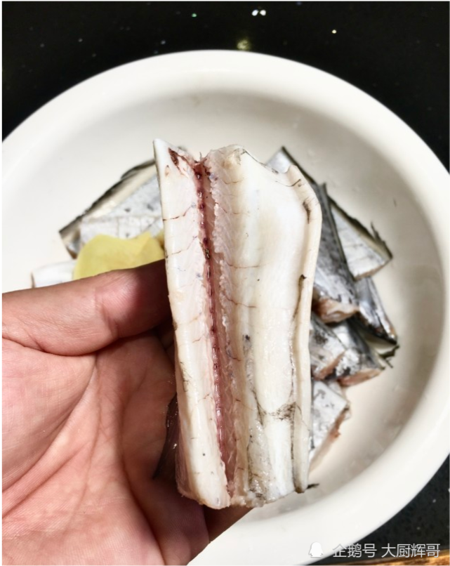 干炸带鱼怎么做才好吃 大厨教你1小时不回软的方法 外酥里嫩 腾讯网