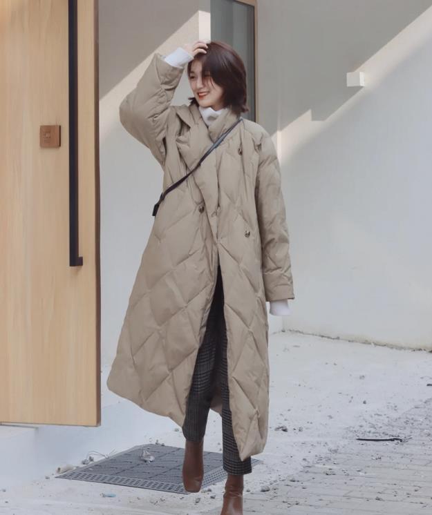 原来,小个子女生也能穿长羽绒服,3个"显高"关键,快收藏!