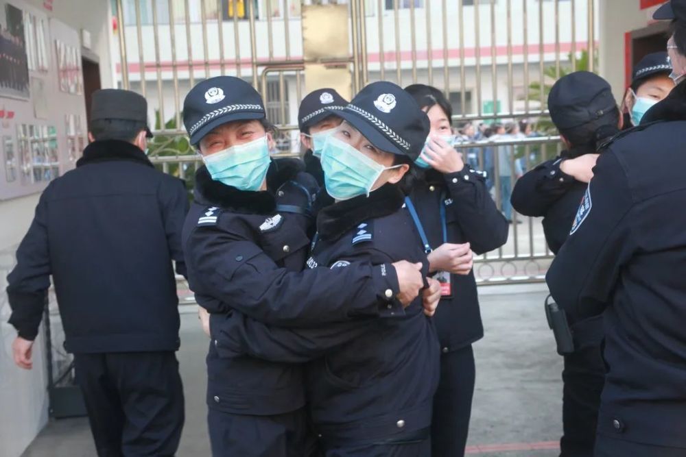 57天后崇州監獄民警姚一鵬換防警嫂穿上熊貓裝前來迎接給了他一個真