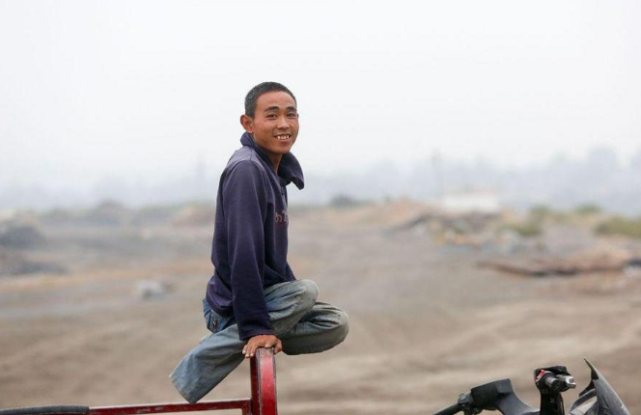 无腿硬汉50元买来"双腿",行走20年扛起整个家,娶妻不是空谈