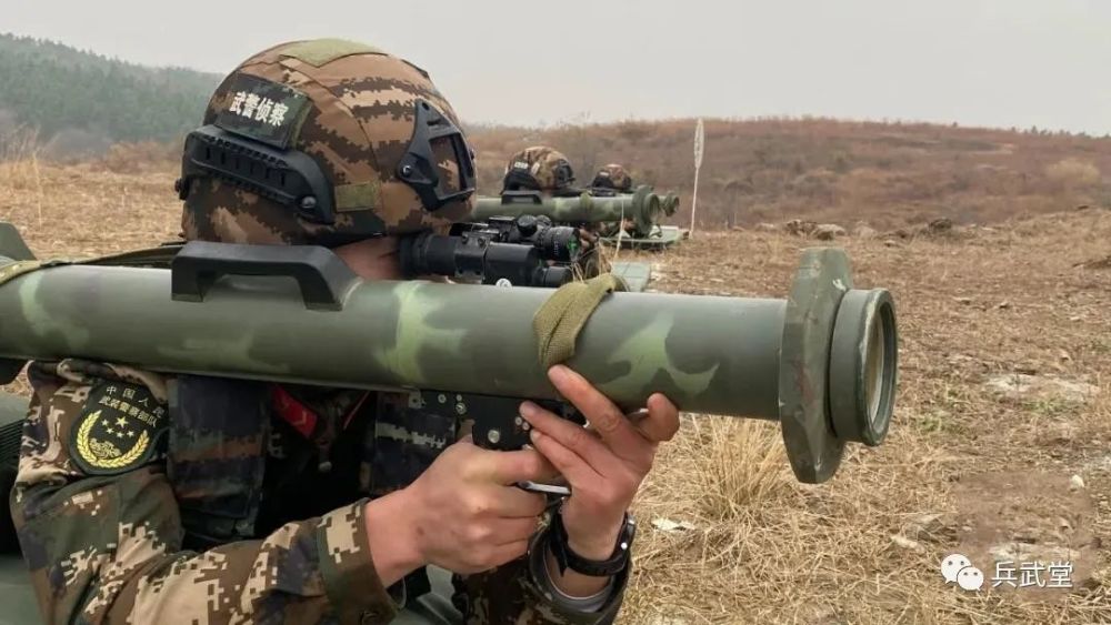 其中武警战士手中出现了不少新装备,更是演练发射大口径的攻坚弹,对