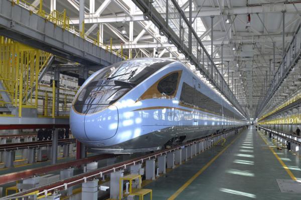 铁路兰州局集团有限公司兰州车辆段银川动车运用所工作人员在检查cr