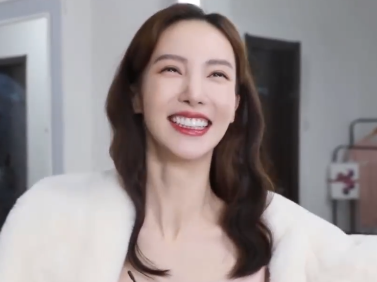 被疑整容风波后,金晨亮相央视访问,怼脸拍摄力证纯天然_腾讯新闻