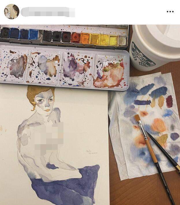 14岁李嫣扎双麻花辫,清纯可人有少女感,读全英文书籍秀画功!