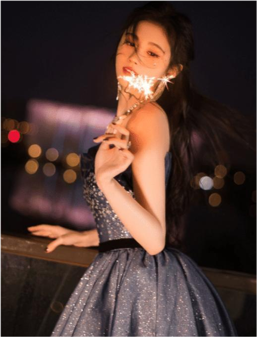 都说鞠婧祎是假人当看到她手持烟花在黑暗行走真被惊到了