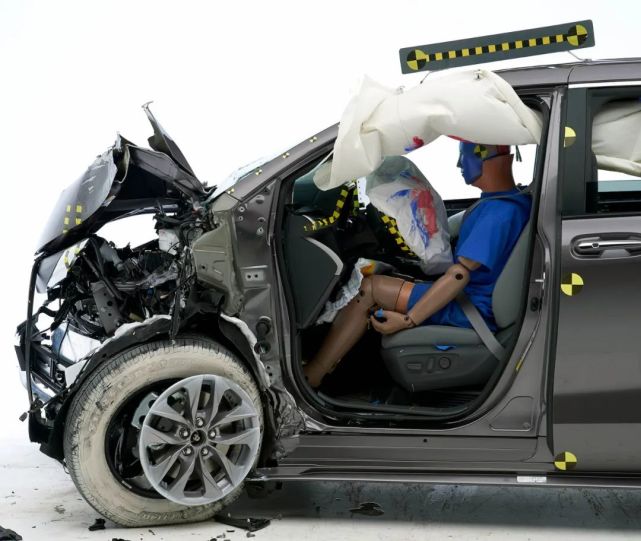 没有出现明显的形变现象,前后车门也没有在碰撞中意外打开,车辆的结构