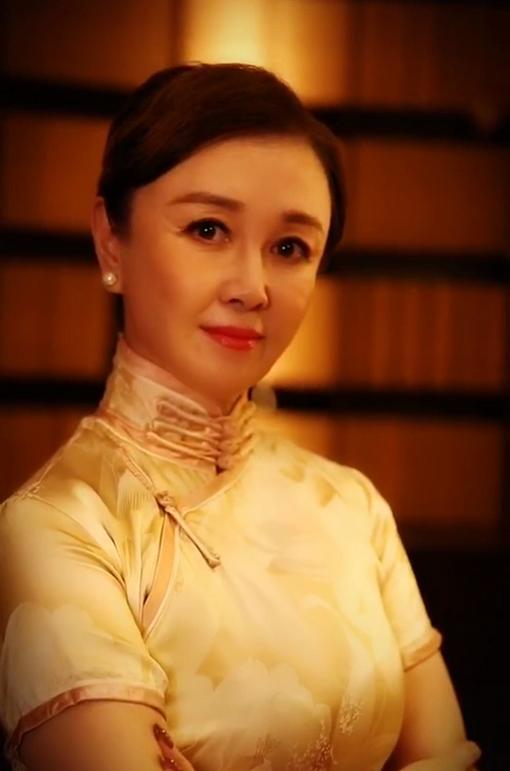 妲己傅艺伟晒旗袍装扮皱纹明显老态毕现因丑闻前途全毁