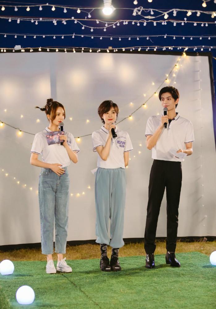 被沈梦辰"误伤"的靳梦佳,身高比不过沈梦辰,但打扮也挺甜美的!