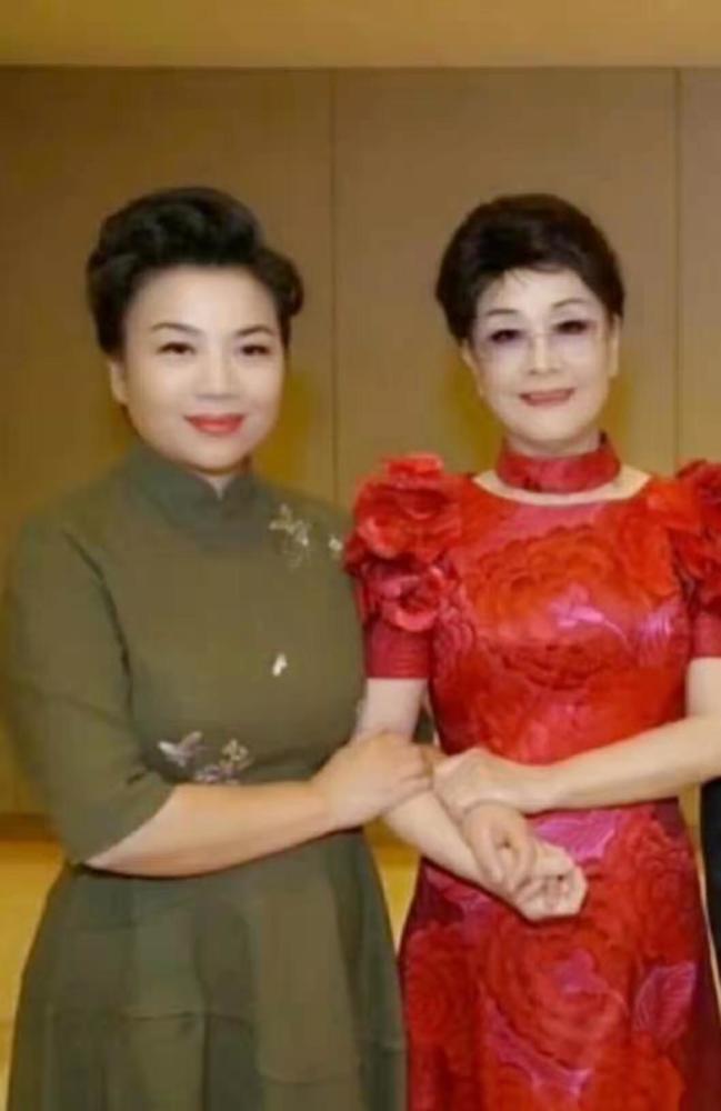 76岁李谷一近照状态好和小24岁张也同框体形差距太大