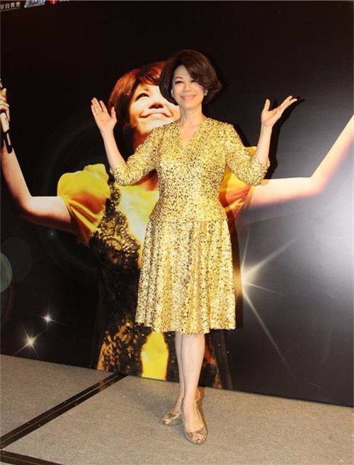 蔡琴晒63岁生日照,烫爆炸卷发就是普通老人,根本不像歌唱家!