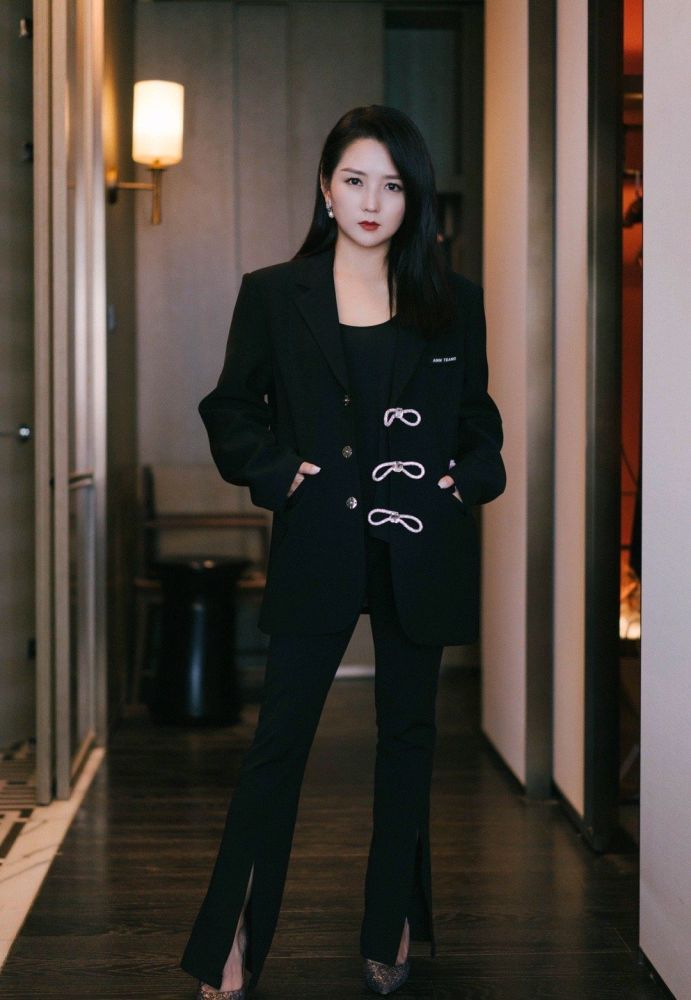 何洁还是适合穿西装,黑色西装干练知性,微胖身材也穿出强大气场