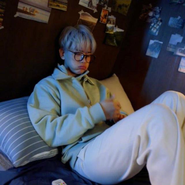 薄荷绿的翻领外套,搭配白色的长裤,再加上边伯贤那头有点乱糟糟的头发