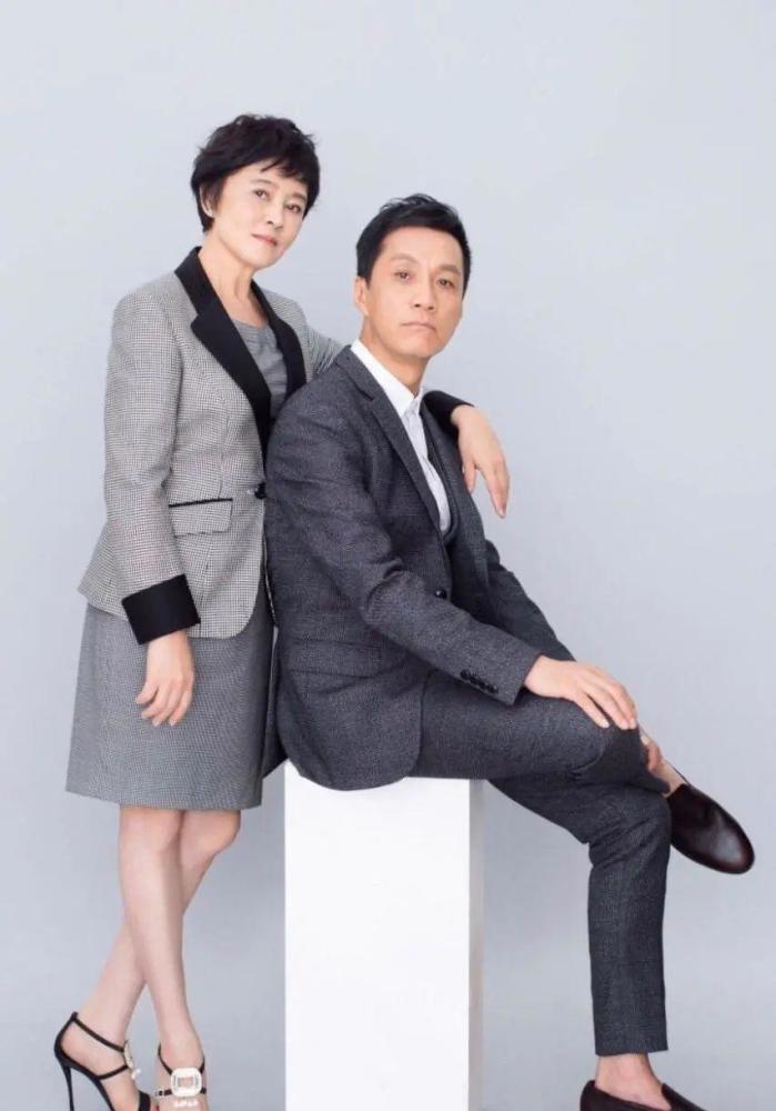 冯远征大8岁老婆气质出众干练短发搭灰西服高级感满满