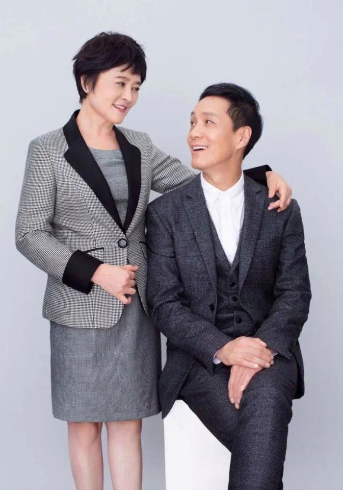 冯远征大8岁老婆气质出众干练短发搭灰西服高级感满满