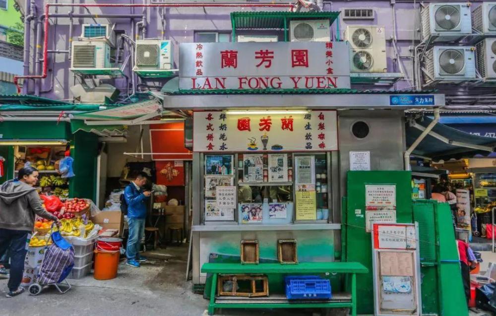 1952年香港的"兰芳园"开业,店主林木河觉得普通茶餐厅用尼龙布茶袋冲