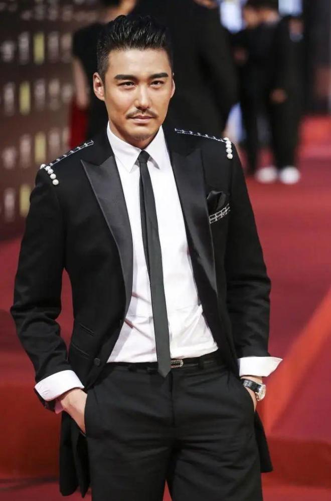 胡兵穿搭有眼光亮面蓝西服搭方框眼镜极尽优雅绅士风度