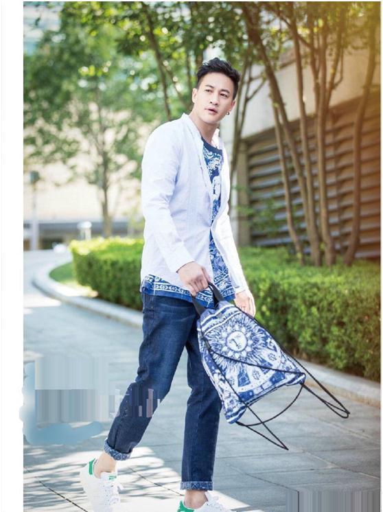 何润东也"变大叔"?穿绅士西服却搭配雨靴,发际线太显龄!