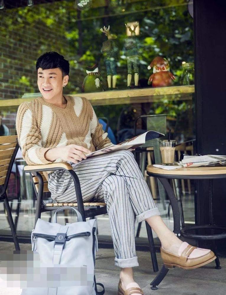 何润东也"变大叔"?穿绅士西服却搭配雨靴,发际线太显龄!