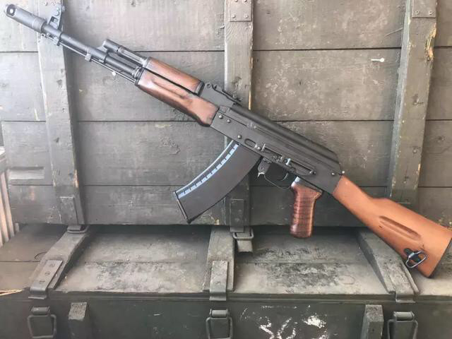 目前现代化改进型ak-74m具能通用其他的ak步枪的附件,包括pbs系列消声