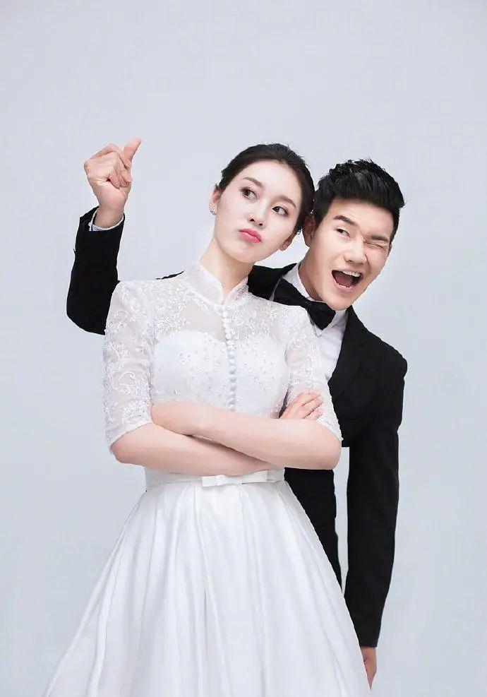 被嘎子哥老婆惊艳了绿色吊带裙搭波浪卷气质不输明星