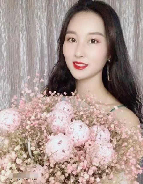 被嘎子哥老婆惊艳了绿色吊带裙搭波浪卷气质不输明星