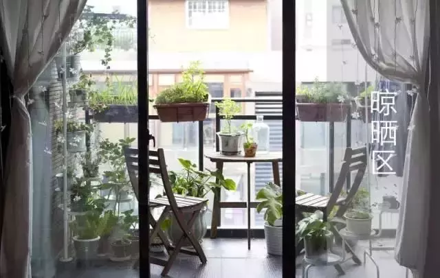 婆婆说,把阳台变成休闲区,衣服晾到哪里去?还好老公一招搞定!