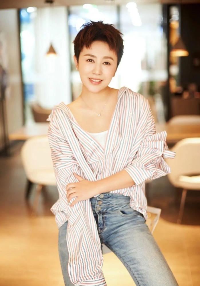 马丽的品位真高级,一身黑大衣气场全开,与小11岁老公恩爱非常!