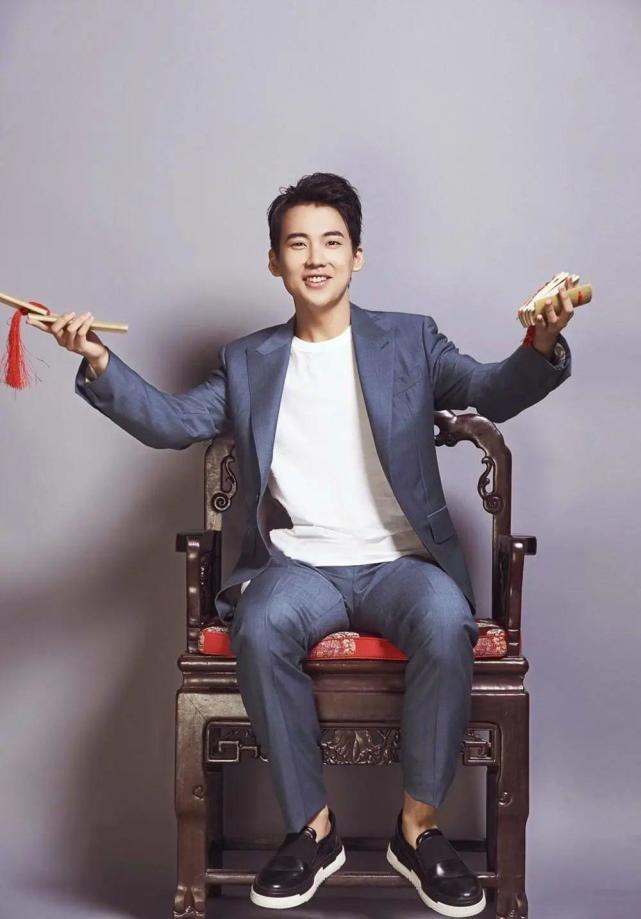 郭德纲儿子原来这么帅,一身印花红西装亮眼又高级,绅士范十足!