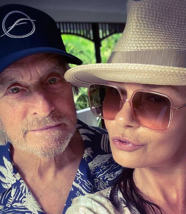 -琼斯与丈夫甜蜜同框,嘟嘴卖萌,再次当奶奶兴奋不已|凯瑟琳·泽塔