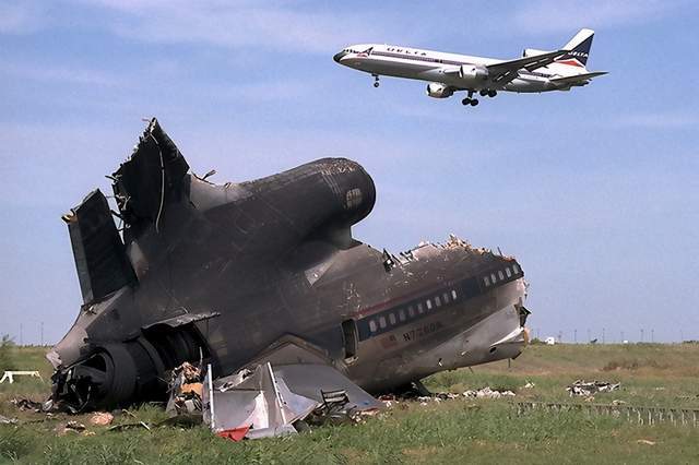 美国航空191号班机空难图片