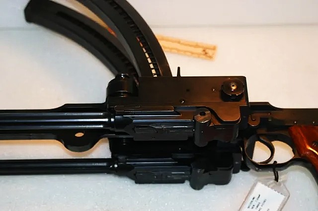 双弹匣双枪管每分钟射速超过1000发如同外星武器一般的怪异冲锋枪