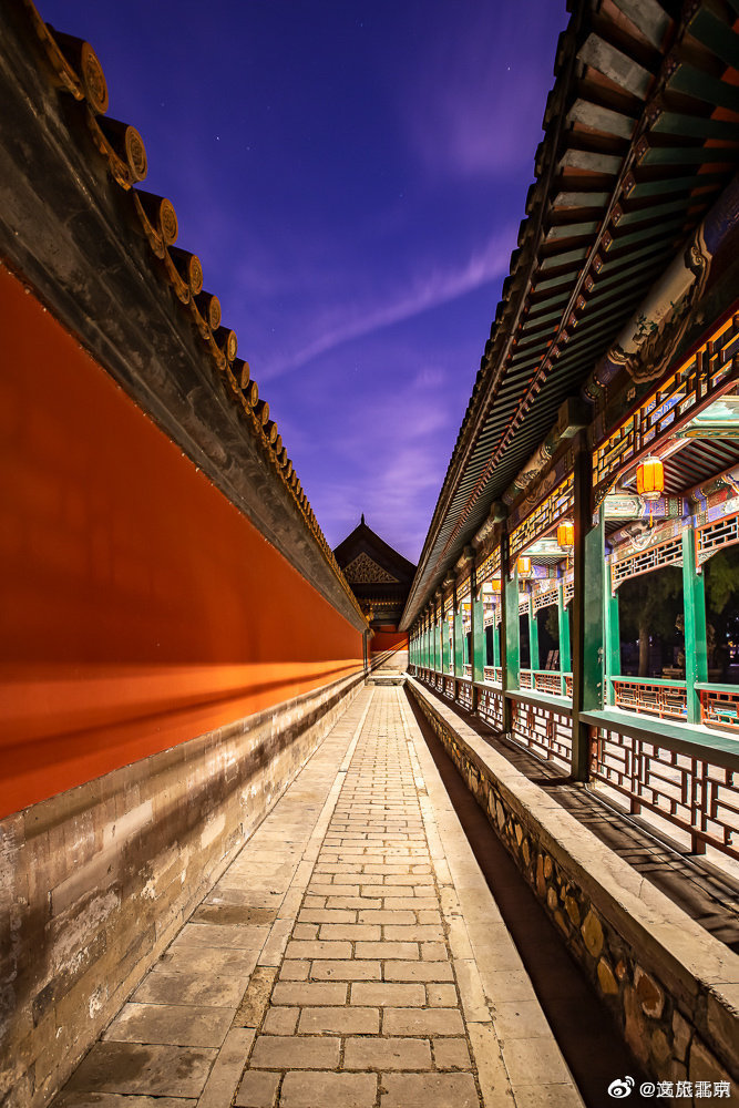 夜色灯影里的颐和园长廊