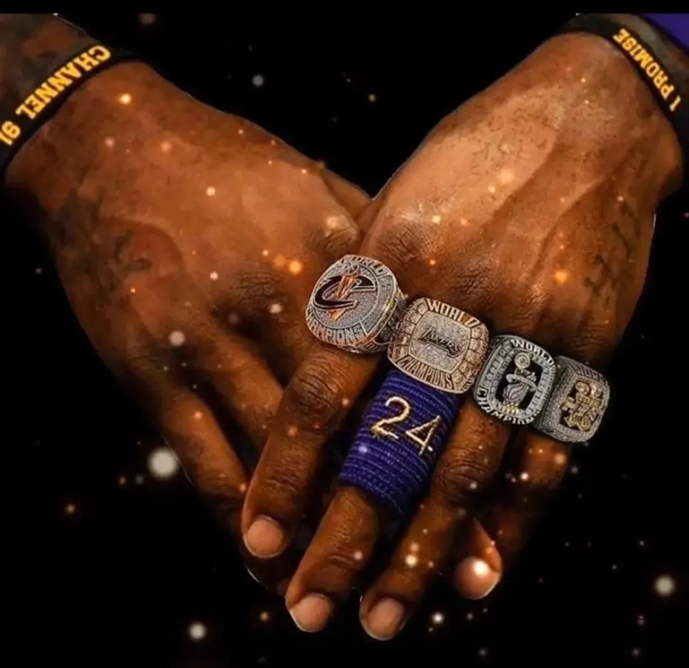 詹姆斯和上赛季的湖人全队就立志为科比赢下这座总冠军,"1,2,3,曼巴!