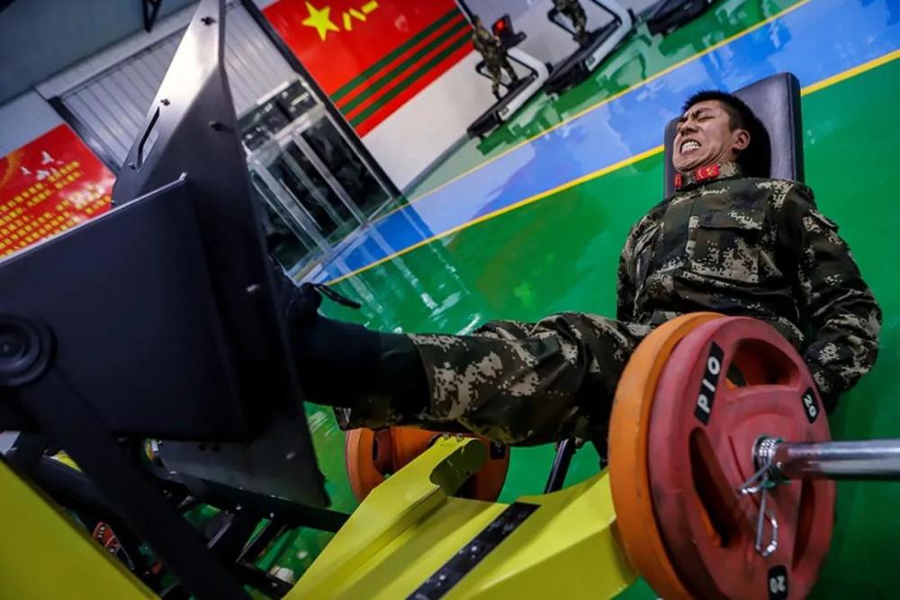 军营健身房,兵哥哥"撸铁"有了新动力_腾讯新闻