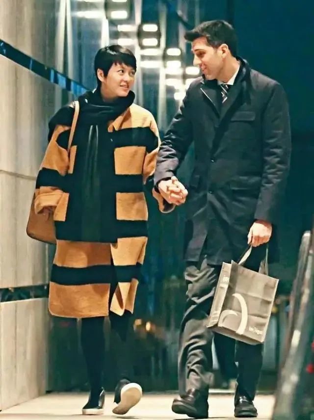 这份坚定不移深深的打动了梁咏琪,那些前男友们没有给她的安全感