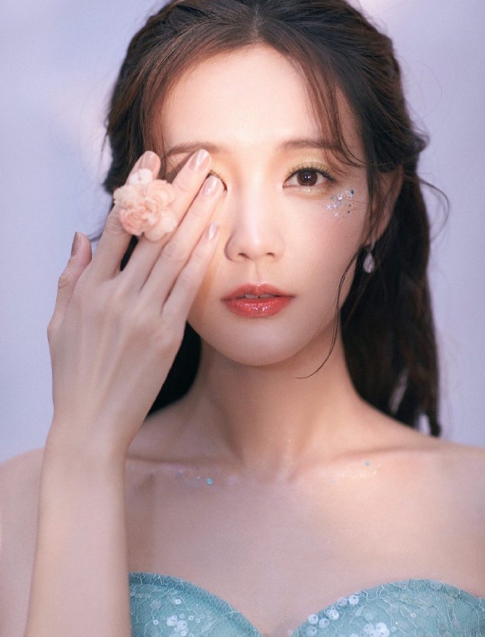 2020女明星热度排名_2020女艺人最惊艳深V造型排行榜,热巴才第二,杨颖第
